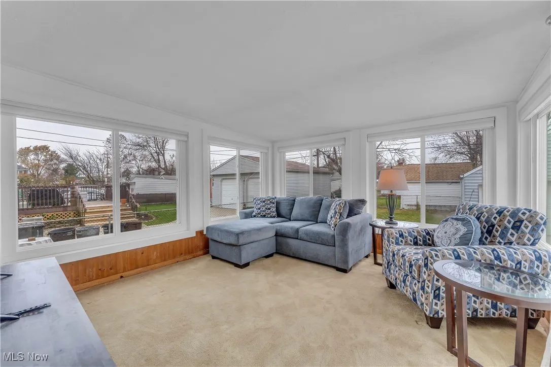 Sunroom / solarium with carpet