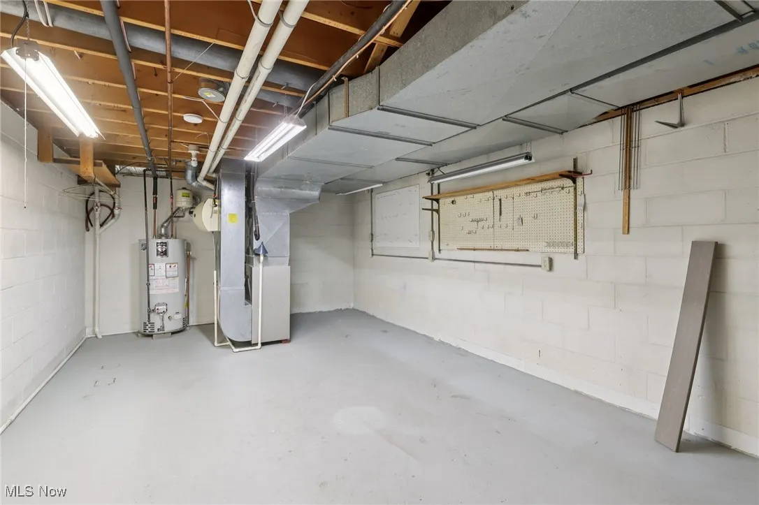 Utility room/workshop space
