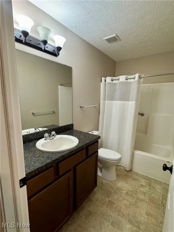 Full Bathroom with Tub/Shower Combo