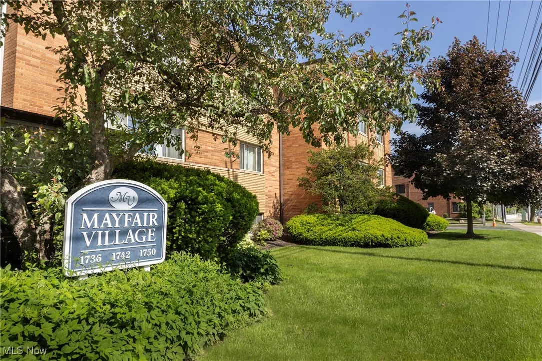 Lovely complex located in the heart of Rocky River!