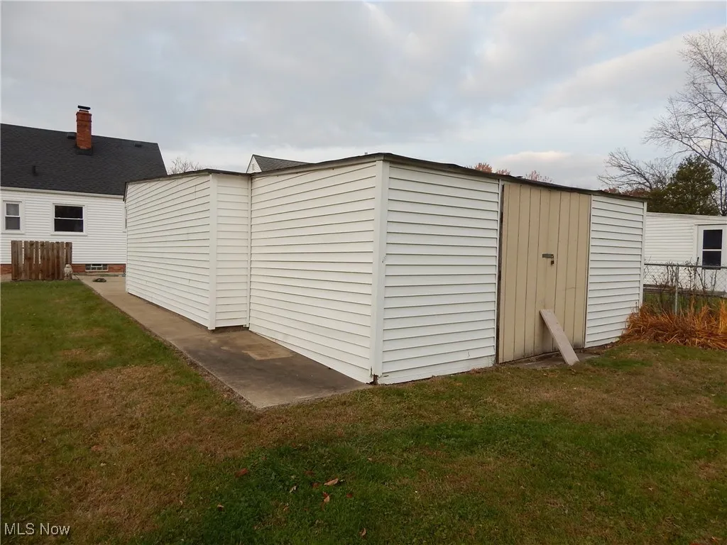 Handy workshop/storage on back of garage.