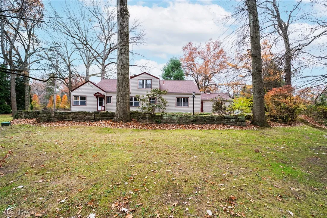 View of front facade with a front yard