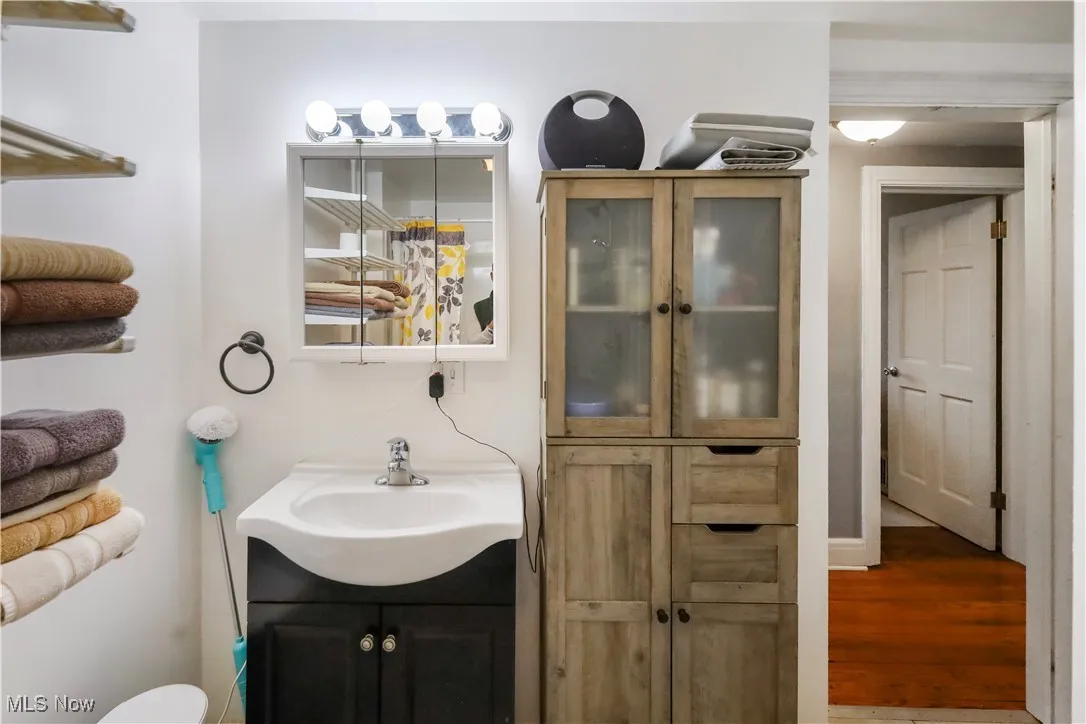 upper level full bath