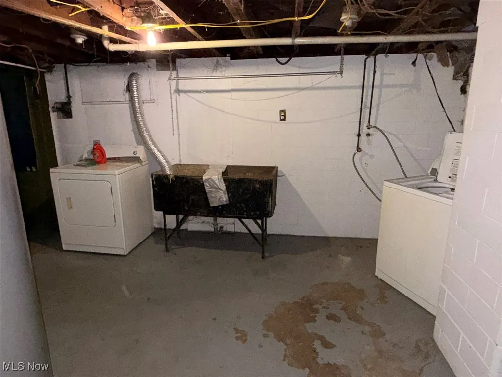 Unfinished basement with washer / clothes dryer