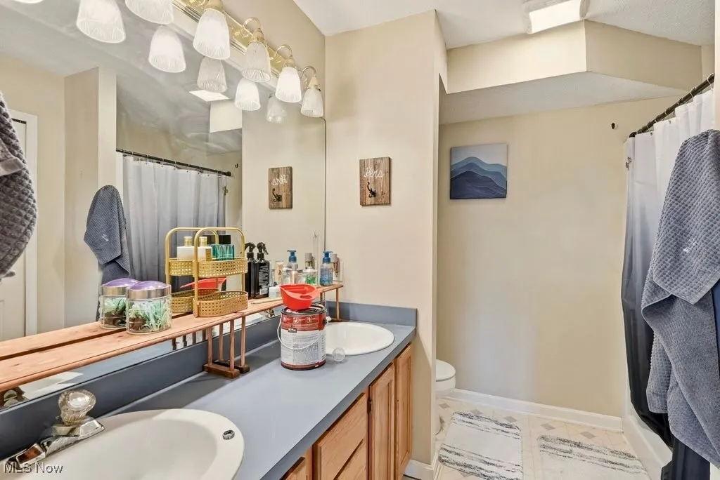 PRIMARY BATHROOM WITH DOUBLE SINKS.