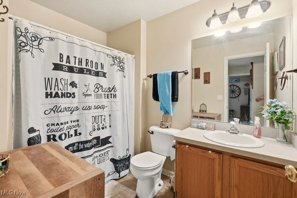 FULL BATHROOM OFF 2ND FLOOR HALLWAY.