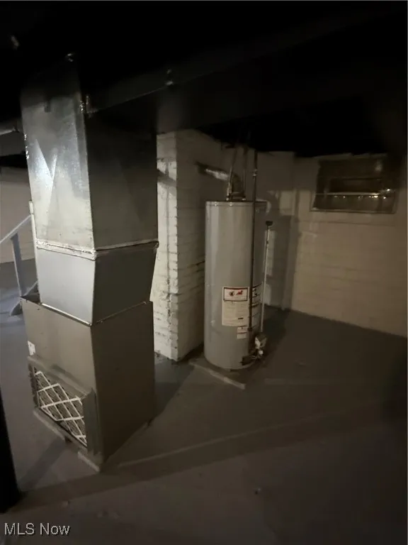 Utility room with heating unit and gas water heater