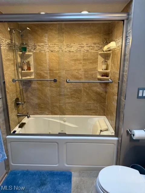 Full bath with shower / tub combination