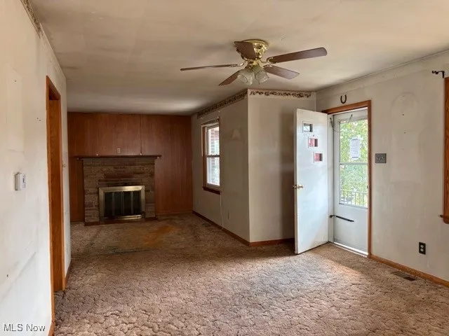 Living room/Family room combo w/fireplace