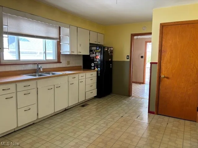 Spacious eat in kitchen