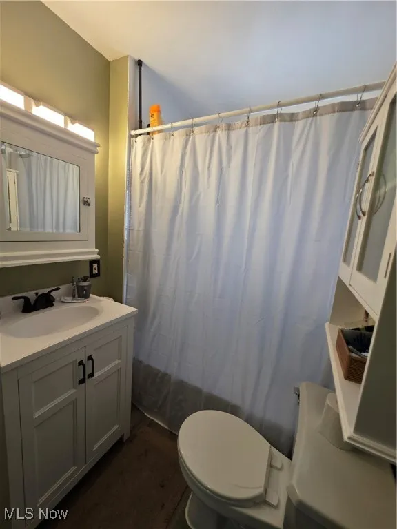 Full bath with vanity and shower / tub combo