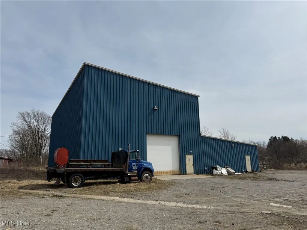 View of pole building with driveway