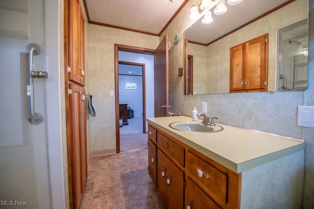 View of full bath area