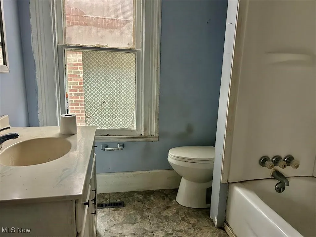 1st floor bath 2nd view