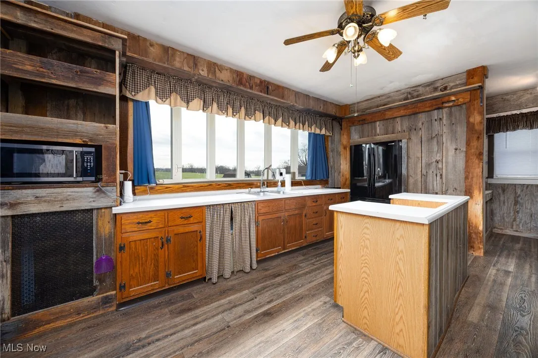 Kitchen with small island, pantry and breakfast bar
