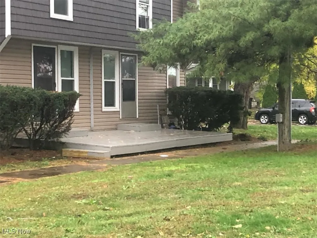 595 Dayton St Akron OH 44310 is a one bedroom townhouse in the North Hill area with a deck, storm door, basement, Living Room, Kitchen & entry on the 1st floor and the bedroom, bathroom and large oversized closet are on the 2nd floor. Recently replaced windows and siding  on the exterior and remodeled interior with new flooring, kitchen and bathroom. $750 per month plus electric by tenant. The landlord has provided trash pickup and off street parking lot. Property is just off Tallmadge Ave with easy access to Route 8.