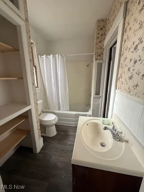 Another view of 1st floor unit bathroom