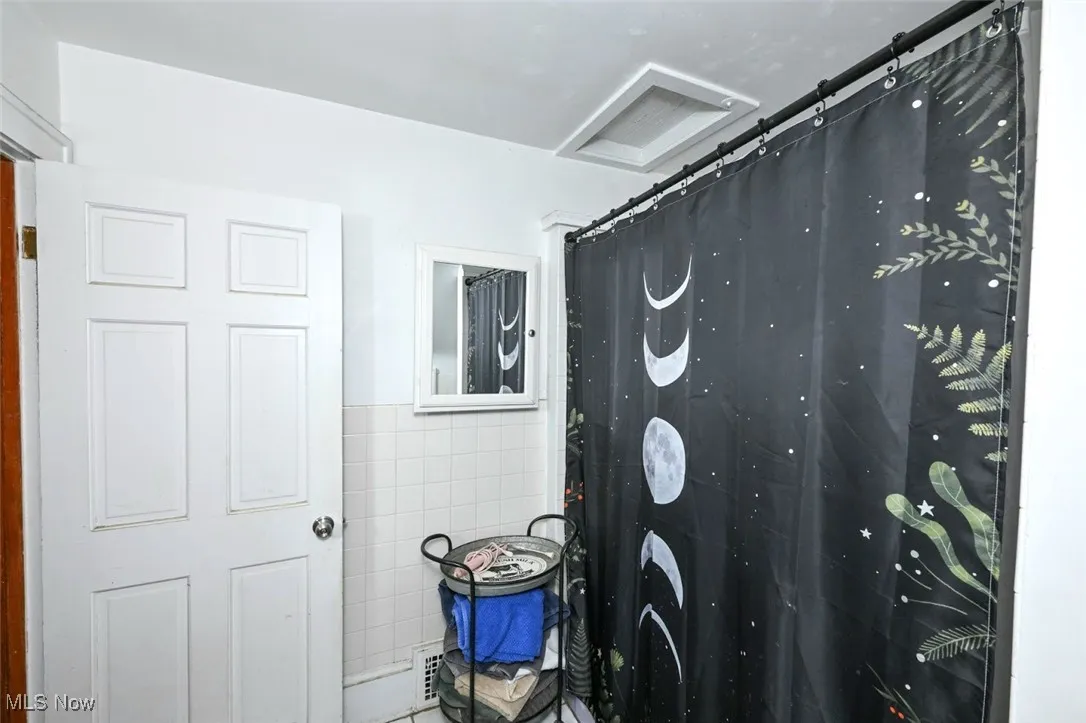 *FULL BATHROOM TILED FLOOR AND WALLS