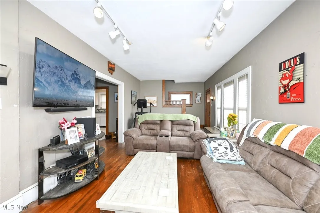 *LIVING ROOM W/TRACK LIGHTING, SO COZY