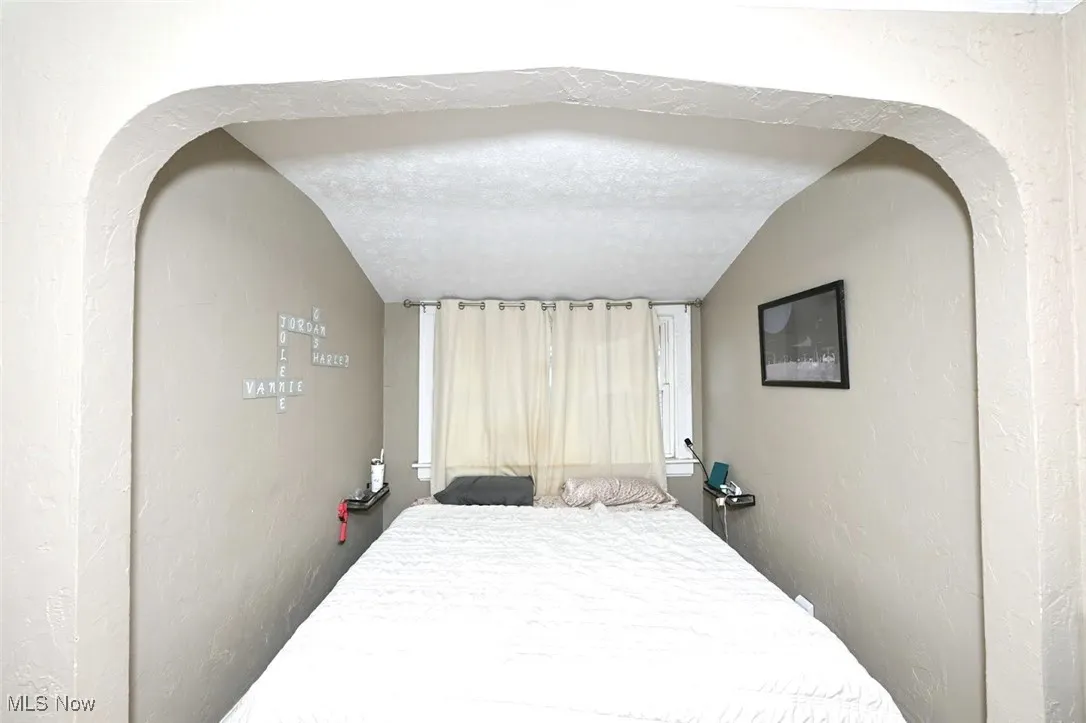 *BED PORTION OF MASTER BDRM