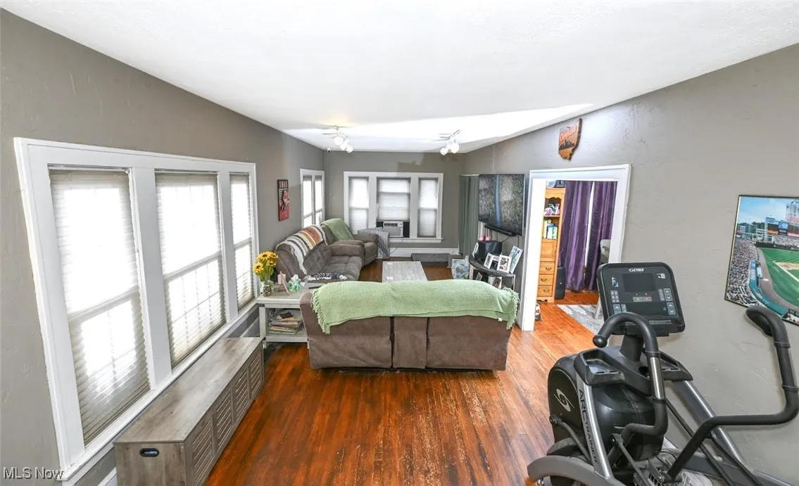 *HELLO GORGEOUS! LARGE LIVING RM CURRENTLY W/2 COUCHES, CHAIR, DRESSER, EXERCISE EQUIPMENT. HOW WOULD YOU SET IT UP? GREAT ROOM TO WALK INTO WITH SO MUCH SPACE ~