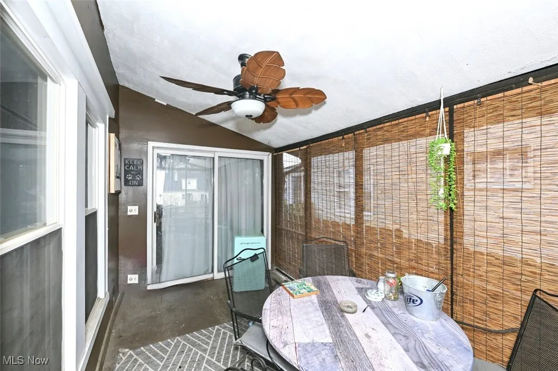 *VAULTED CEILING, GREAT SPACE ENCLOSED PORCH/SUNROOM ~
