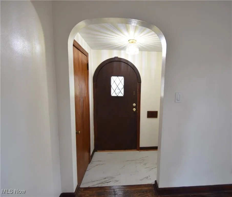 Entryway from the front into the livingroom
