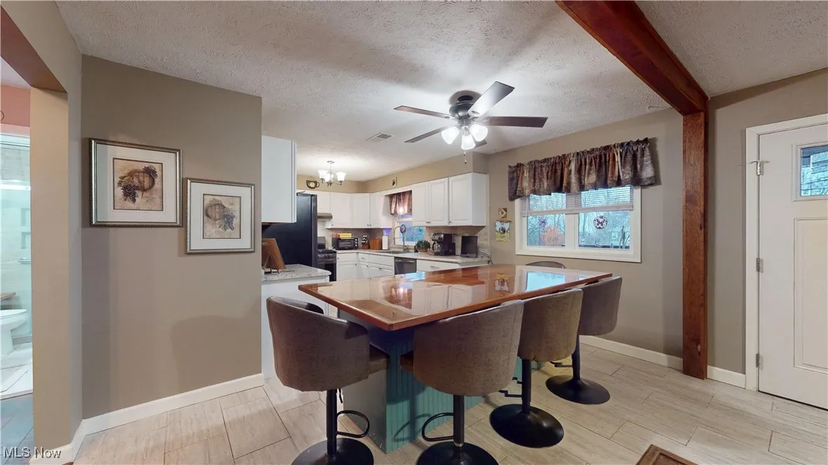 BAR SEPARATING THE DINING ROOM FROM THE KITCHEN