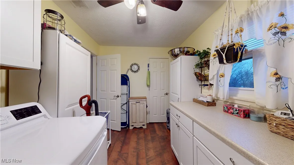 SPACIOUS LAUNDRY ROOM WITH LOTS OF STORAGE