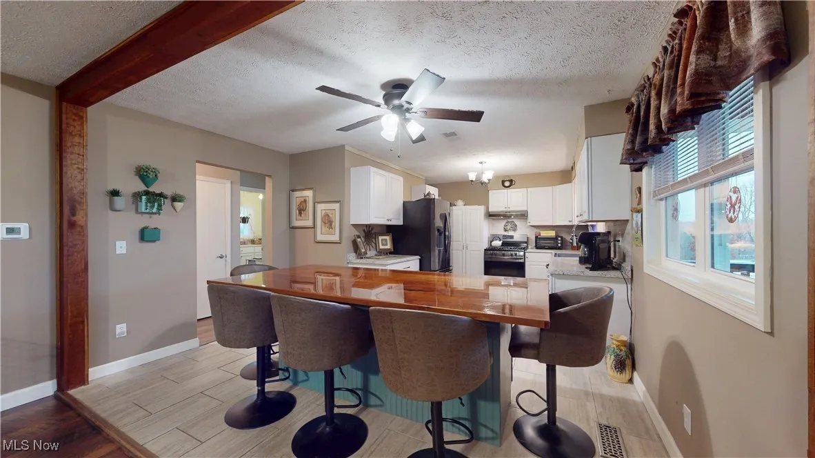 KITCHEN ISLAND GREAT FOR BREAKFAST BAR