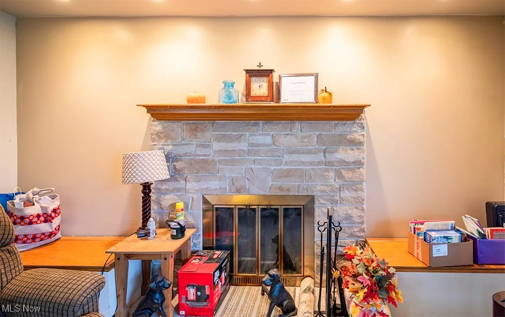 Detailed view of a fireplace and recessed lighting