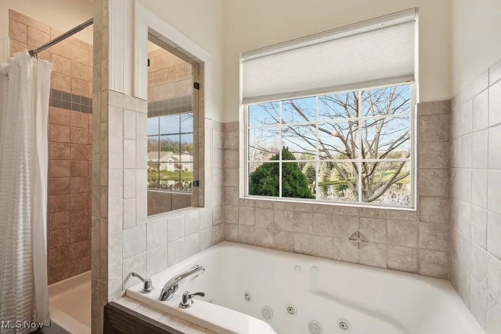 View of full bath with jet tub
