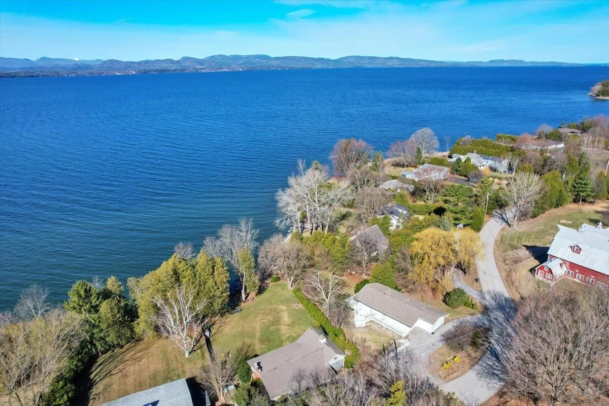 75 Hills Point Road, Charlotte