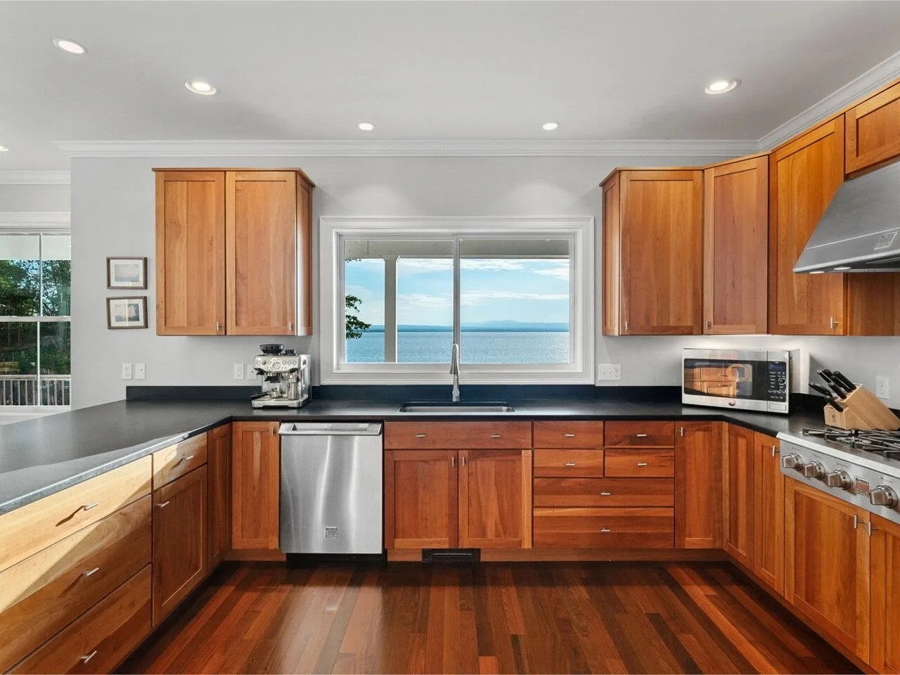 565-567 West Shore Road, South Hero, VT 05486, 4 Bedrooms Bedrooms, ,6 BathroomsBathrooms,Residential,For Sale,West Shore,5045475