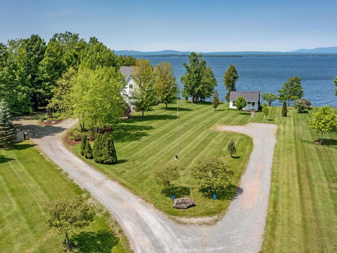 565-567 West Shore Road, South Hero, VT 05486, 4 Bedrooms Bedrooms, ,6 BathroomsBathrooms,Residential,For Sale,West Shore,5045475