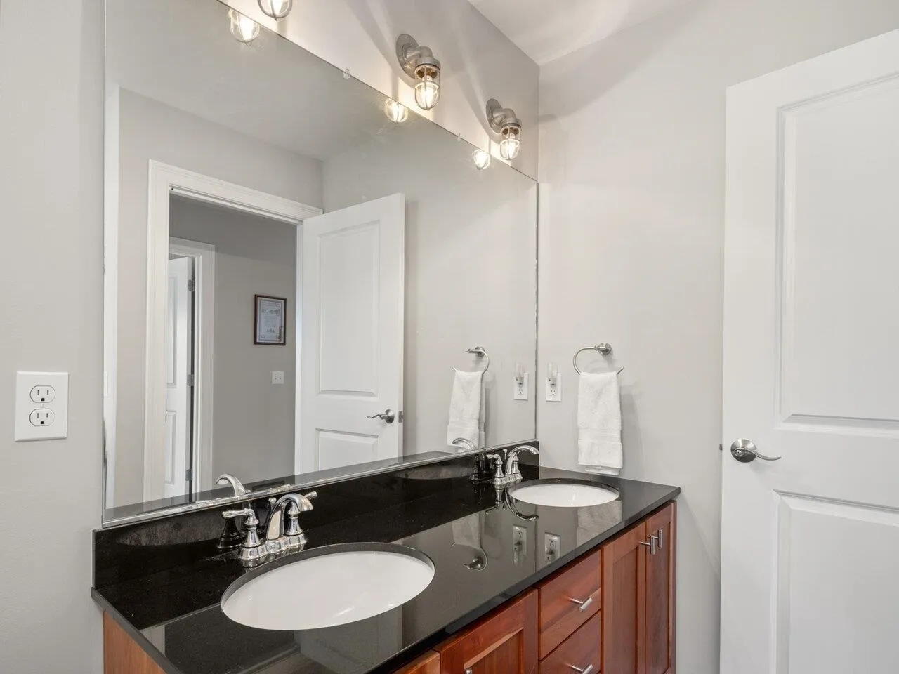 565-567 West Shore Road, South Hero, VT 05486, 4 Bedrooms Bedrooms, ,6 BathroomsBathrooms,Residential,For Sale,West Shore,5045475