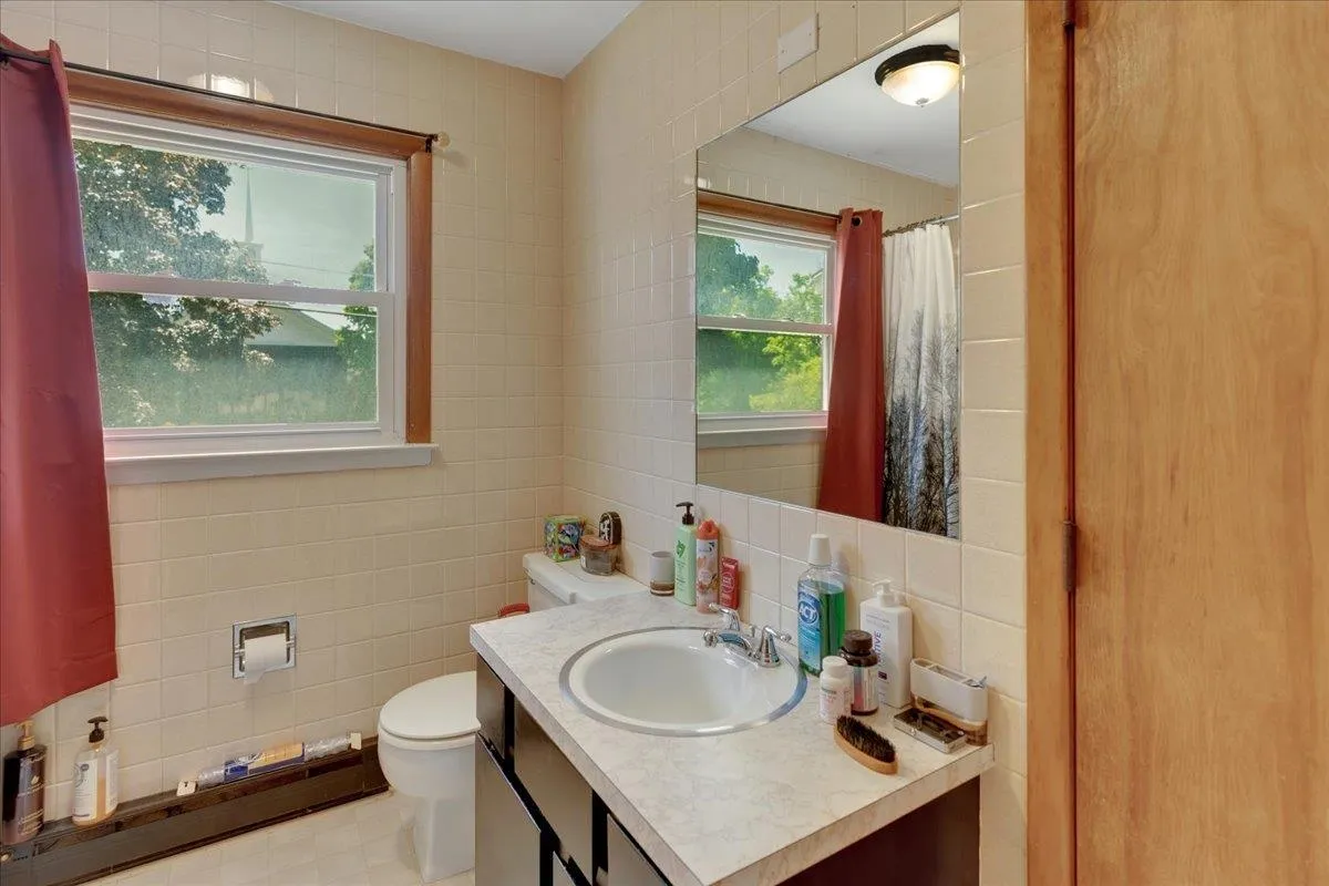 783 Main Street, Colchester, VT 05446, 5 Bedrooms Bedrooms, ,2 BathroomsBathrooms,Residential,For Sale,Main,5045835