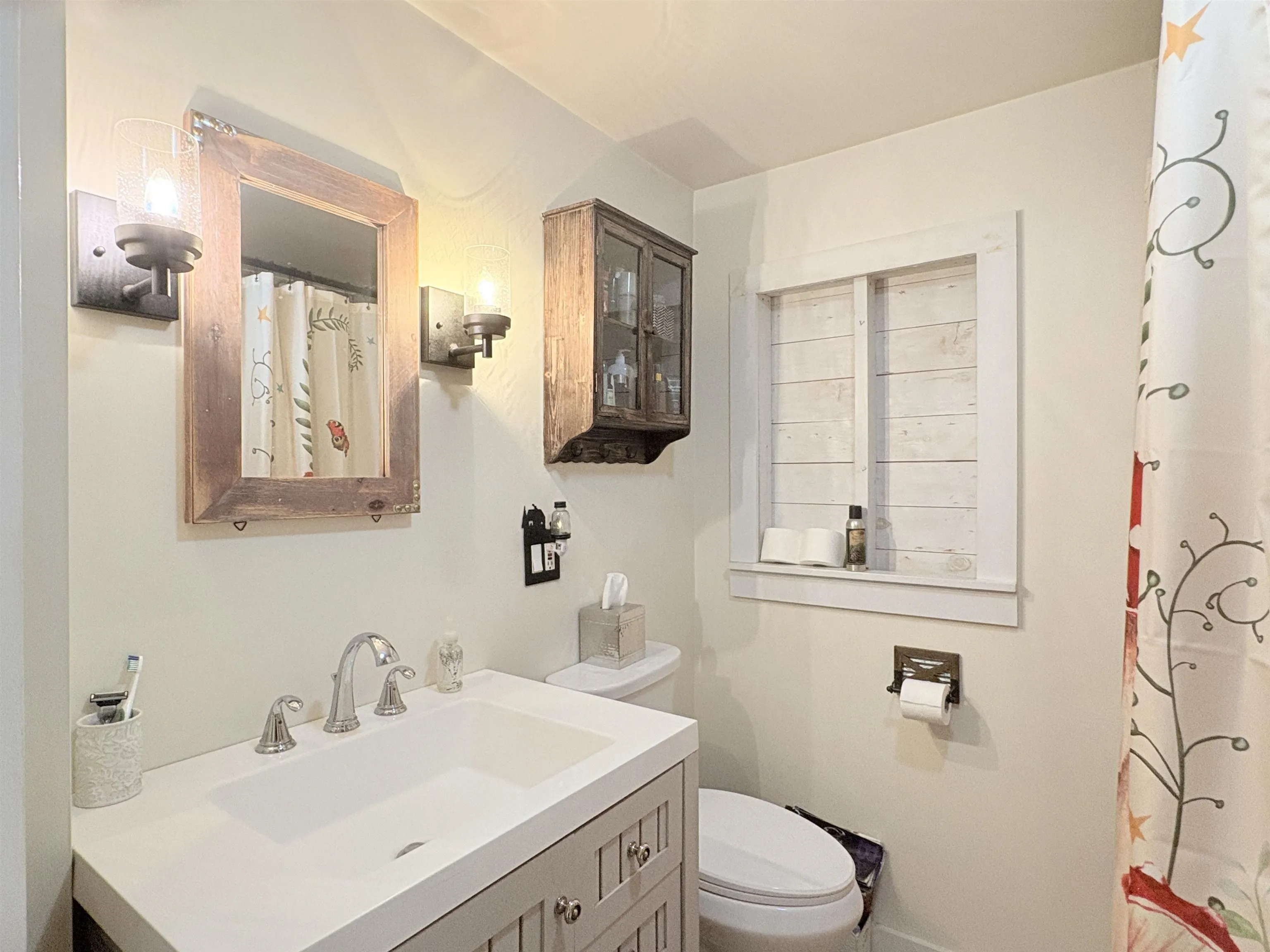 151 South Main Street, Waterbury, VT 05676, 2 Bedrooms Bedrooms, ,2 BathroomsBathrooms,Residential,For Sale,South Main,5046392