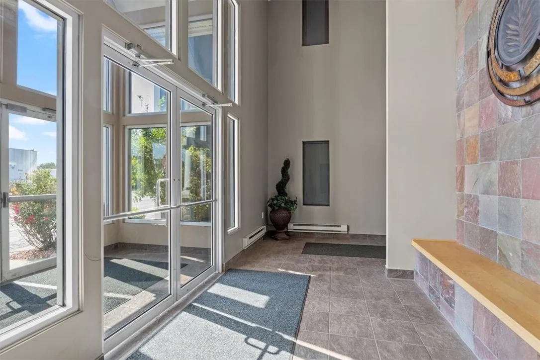 Vestibule - Lobby