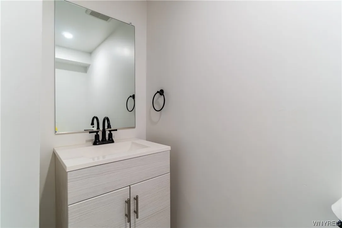 340 Bird Ave 202, Buffalo, New York 14213, Buffalo, New York 14213, 2 Bedrooms Bedrooms, 5 Rooms Rooms,2 BathroomsBathrooms,Residential Lease,Closed,340 Bird Ave 202, Buffalo, New York 14213,0,B1469964