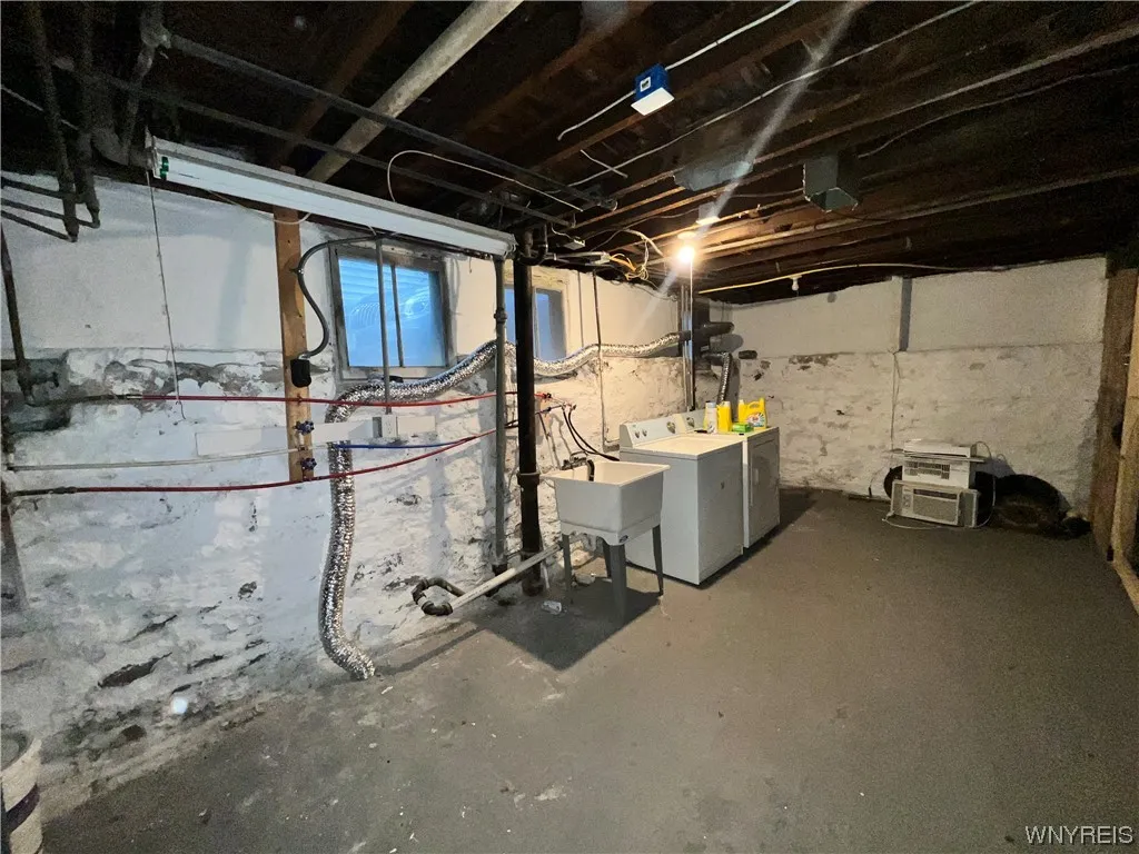 1560 Elmwood Avenue, Buffalo, New York 14207, Buffalo, New York 14207, 3 Bedrooms Bedrooms, 6 Rooms Rooms,1 BathroomBathrooms,Residential Lease,Closed,1560 Elmwood Avenue, Buffalo, New York 14207,0,B1515697