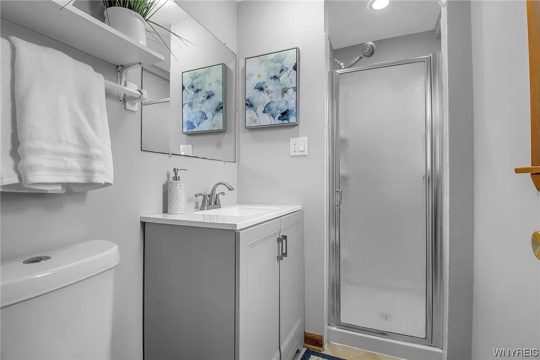 Second floor en suite bath