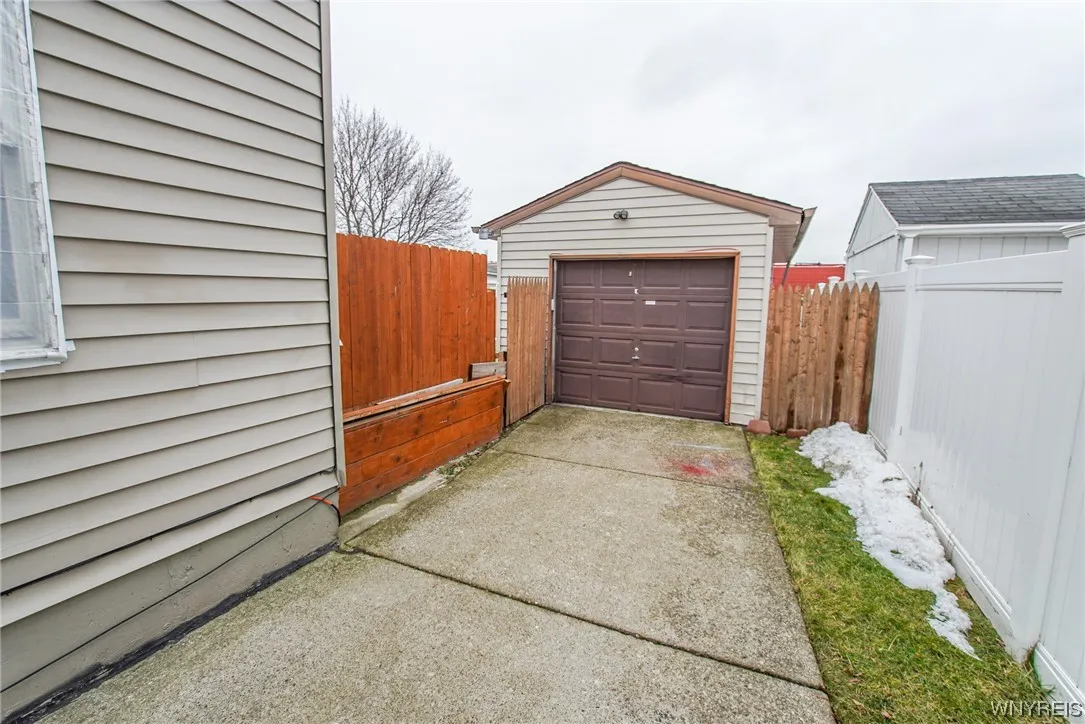 31 John Paul Court, Buffalo, New York 14206, Buffalo, New York 14206, 3 Bedrooms Bedrooms, 6 Rooms Rooms,1 BathroomBathrooms,Residential,Closed,31 John Paul Court, Buffalo, New York 14206,0,B1518618