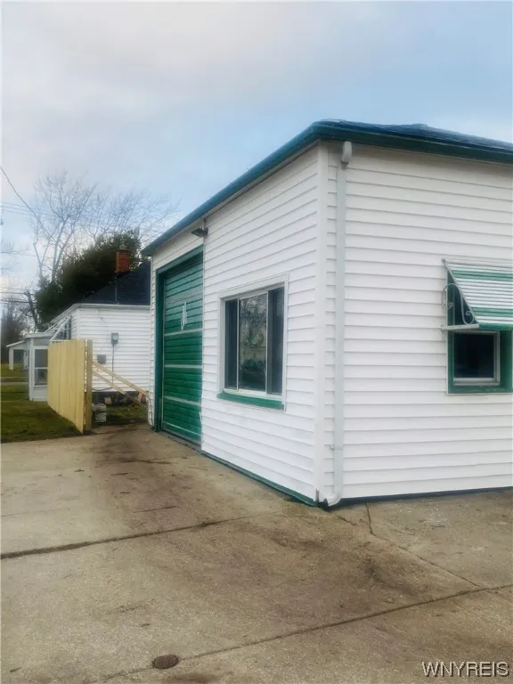 detached garage w/single door