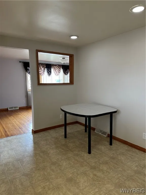 28 Springfield Avenue, Tonawanda-town, New York 14, Tonawanda, New York 14150, 3 Bedrooms Bedrooms, 5 Rooms Rooms,2 BathroomsBathrooms,Residential,Closed,28 Springfield Avenue, Tonawanda-town, New York 14,0,B1521018
