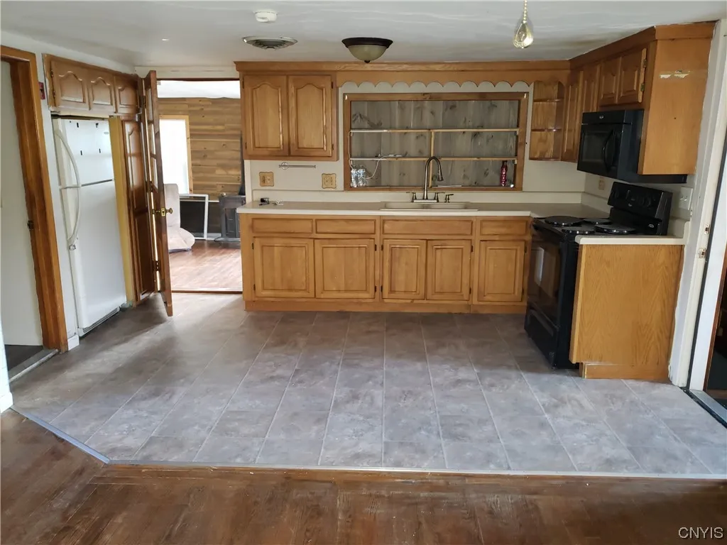 745-747 Erie Blvd, Rome-inside, New York 13440, Rome, New York 13440, ,Commercial Sale,For Sale,745-747 Erie Blvd, Rome-inside, New York 13440,0,S1521743