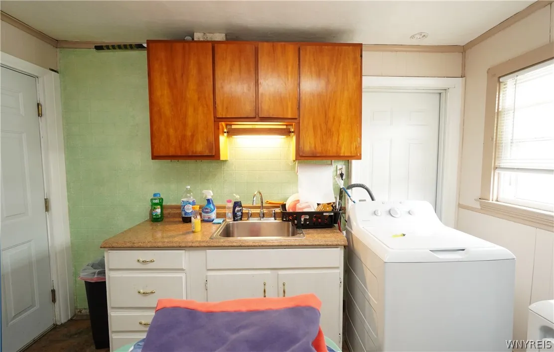 3RD UNIT, half of kitchen