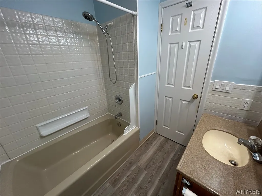 24 Glenhurst Road, Tonawanda-town, New York 14150, Tonawanda, New York 14150, 3 Bedrooms Bedrooms, 8 Rooms Rooms,1 BathroomBathrooms,Residential Lease,Closed,24 Glenhurst Road, Tonawanda-town, New York 14150,0,B1526952