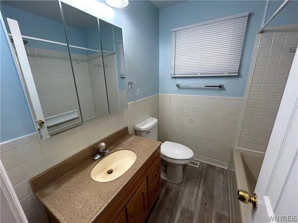 24 Glenhurst Road, Tonawanda-town, New York 14150, Tonawanda, New York 14150, 3 Bedrooms Bedrooms, 8 Rooms Rooms,1 BathroomBathrooms,Residential Lease,Closed,24 Glenhurst Road, Tonawanda-town, New York 14150,0,B1526952