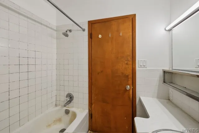 77 Heath (upper Apartment) Street, Buffalo, New Yo, Buffalo, New York 14214, 4 Bedrooms Bedrooms, 7 Rooms Rooms,1 BathroomBathrooms,Residential Lease,Closed,77 Heath (upper Apartment) Street, Buffalo, New Yo,0,B1527849